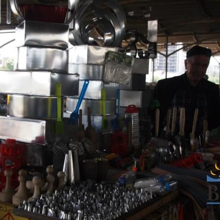 Железные приборы и посуды для использования в хозяйстве на восточном базаре Узбекистана